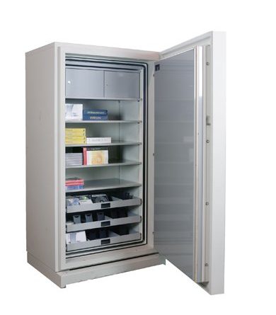 The Chubbsafes DataPlus 555 size 5 is a data media fire safe that comes with an electronic code lock with tactile buttons. Supplied with no fittings to enable you to choose from adjustable shelves, pull out drawers and even a lockable cupboard.