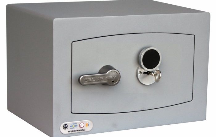 The Securikey Mini Vault Silver 0k is a £4000 rated security safe for the home, or office safe that is the smallest in the range of 4 sizes. However, its size belays a superior strength product that should indeed give many years of service. It comes with a good security key lock and is supplied with 2 keys.