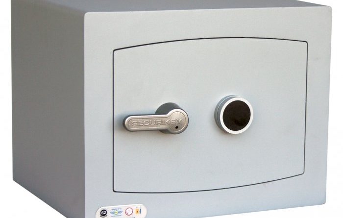 The Securikey Mini Vault Silver 1k is £4000cash rated and one of 4 sizes in this ever popular brand and range of security safes for the home, or indeed office safes. It comes ready for base and/or wall fixing, meets insurance approvals and is built for strength. This model comes with a tried and tested double bitted key lock and is supplied with 2 keys.