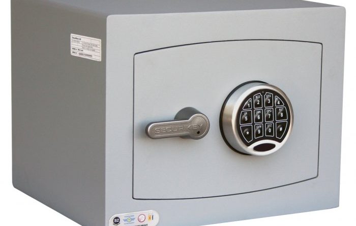 The Securikey Mini Vault silver 1e with electronic lock is a secure security safe for the home or indeed, an office safe. It is £4000 rated, and supplied with one removable shelf. In addition, the safe is Insurance approved.