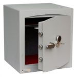 The Securikey mini vault silver S2 3k with key lock is a safe capable of storing till drawers. Being a £4000 rated safe makes it ideal as a security safe for the home, or office safe.