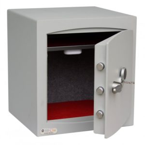 This Securikey Mini Vault Silver S2 3k has 3 strong locking bolts to secure its anti bludgeon 8mm thick steel door. It is AiS insurance approved, and sold secure.