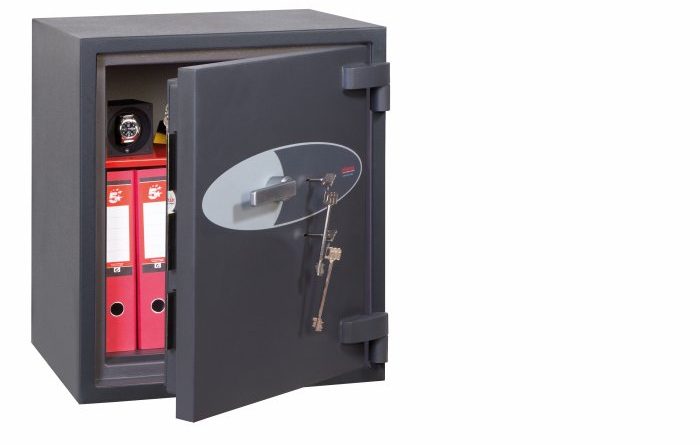 This Phoenix safe planet HS6072K is a high quality euro grade 4 security safe. It is £60,000 rated and suitable to store up to £600,000 of jewellery. (Subject to insurer recommendations). This can be used as a jeweller safe, retail safe or even a safe for the home. The image shows the safe closed, finished in a graphite grey and furnished with twin high security key locks.