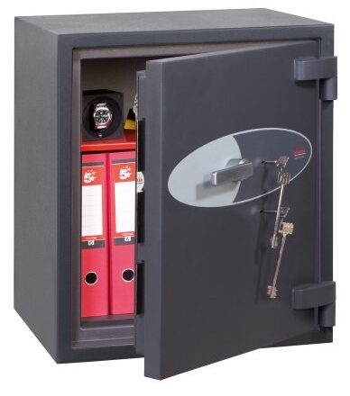 This Phoenix safe planet HS6072K is a high quality euro grade 4 security safe. It is £60,000 rated and suitable to store up to £600,000 of jewellery. (Subject to insurer recommendations). This can be used as a jeweller safe, retail safe or even a safe for the home. The image shows the safe closed, finished in a graphite grey and furnished with twin high security key locks.