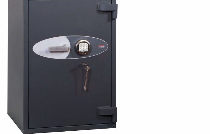 The Phoenix safe planet hs6073e is a euro grade 4 commercial safe with key and electronic code locks. Shown with its door locked and closed, it makes a formidable safe for use as a retail safe or jeweller safe or even a high security domestic safe to store up to £600,000 of jewellery or valuables.