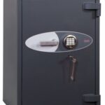 The Phoenix safe planet hs6073e is a euro grade 4 commercial safe with key and electronic code locks. Shown with its door locked and closed, it makes a formidable safe for use as a retail safe or jeweller safe or even a high security domestic safe to store up to £600,000 of jewellery or valuables.