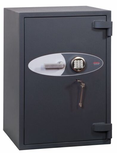 The Phoenix safe planet hs6073e is a euro grade 4 commercial safe with key and electronic code locks. Shown with its door locked and closed, it makes a formidable safe for use as a retail safe or jeweller safe or even a high security domestic safe to store up to £600,000 of jewellery or valuables.