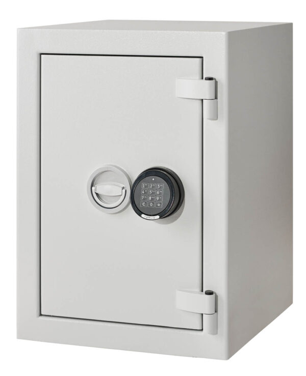 The De Raat Prisma Grade 2 size 2e is a Euro Grade 2 safe with £17,500 cash rating. Its a suitable safe for the home or business safe. This comes with a Stellar multi user digital code lock.