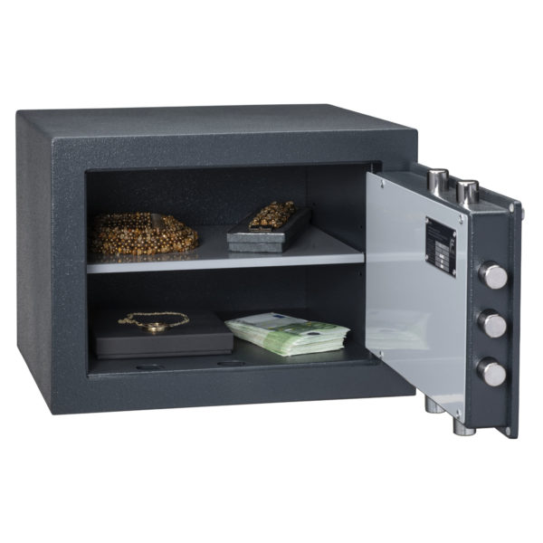 Chubbsafes Zeta Grade 1 size 20e safe for the home with 1 shelf.