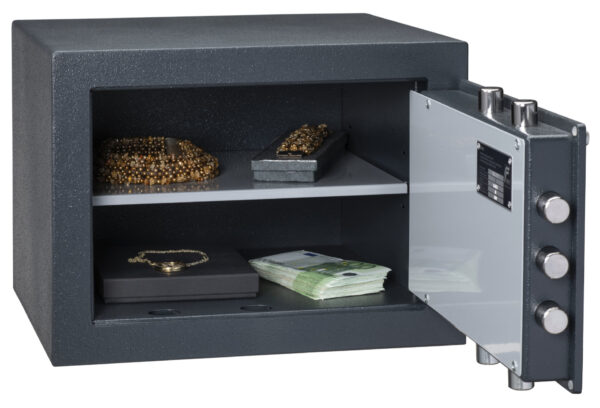 Chubbsafes Zeta Grade 1 size 20e safe for the home with 1 shelf.