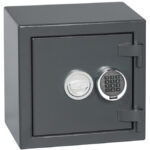 The Keysecure victor grade 1 size 1e is a high quality security safe for the home, that is also an office safe or commercial safe. It comes fitted with an electronic combination lock.