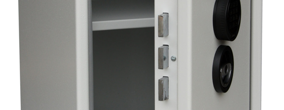sECURIKEY eURO gRADE 0 0055E office safe with door open
