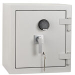 De Raat DRS Prisma Grade 4 size 0ke is a euro grade 4 retail safe, commercial safe and safe for the home. Shown with its door closed with key and electronic locks.