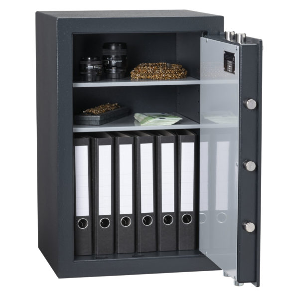 The Chubbsafes Zeta grade 0 size 65e safe for the home comes with 2 shelves.