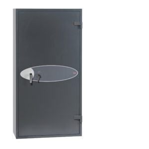 This Phoenix Safe GS8020 Series Rigel GS8025K gun safe has storage for 14 guns. As a high quality gun cabinet, it comes fitted with a high security key lock.