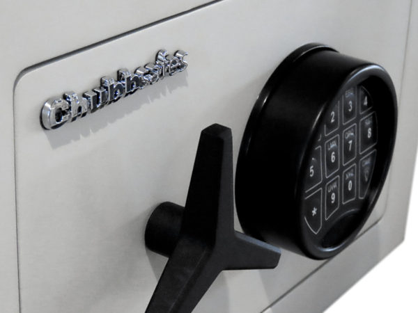 Chubbsafes HomeVault S2 15e showsclose op image of safe door handle and electronic code lock.