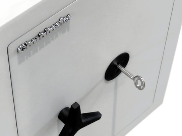 The lock of the Chubbsafes HomeVault S2 55KL is key retaining when open, so the handle andkey has to be locked to retrieve it. This is a vital security safe feature.