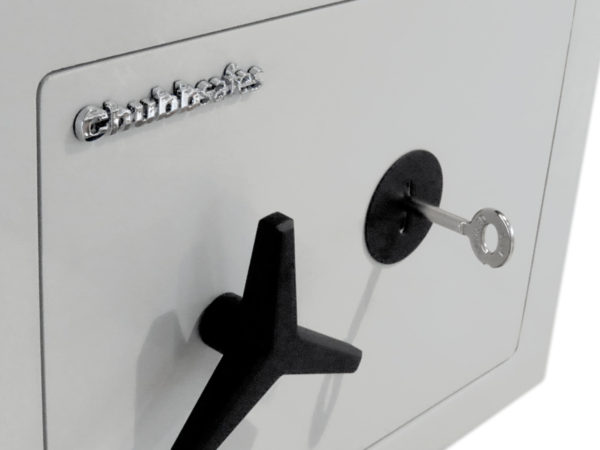 Here we show the ChubbsafesHomeVault S2 Plus 25KL with a key in the door. You have to ensurethat when closed and the safes locking bolts are in the correct position, you can then remove its key.