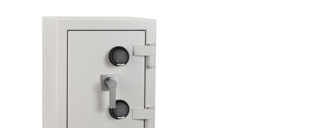 The De Raat Prisma Grade 4 1ee is a highquality euro grade 4 commercial safe, safe for the home and retail safe thatcomes supplied with two electroniccode locks. Its also available with twin key lock or key and electronic code lock.