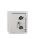 The De Raat Prisma Grade 4 1ee is a highquality euro grade 4 commercial safe, safe for the home and retail safe thatcomes supplied with two electroniccode locks. Its also available with twin key lock or key and electronic code lock.