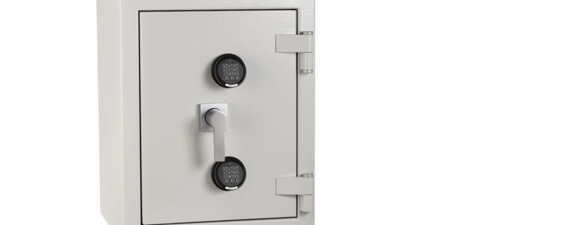 The De Ratt Euro grade 4 2ee is a eurograde4 £60,000 rated security safe for the home, commercial safe, office safe and retail safe that has a 30 minute fire protection for documents. It comes with 2 electronic code locks and is also available with key and electronic lock or twin key locks.