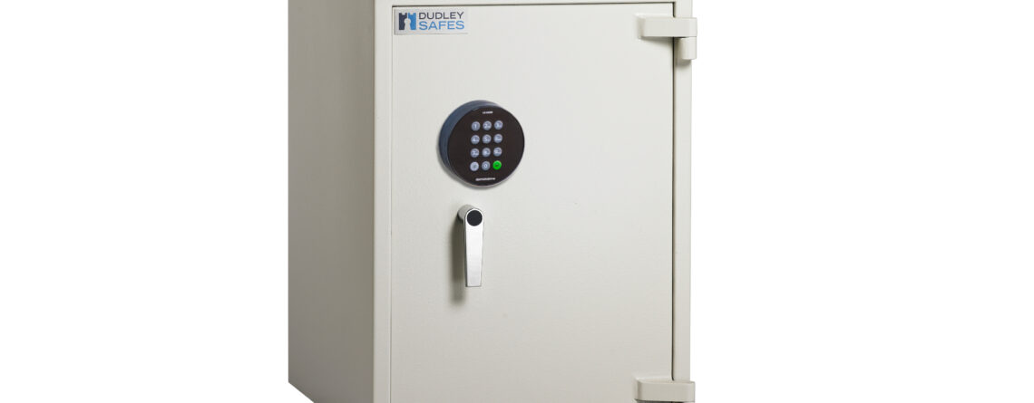 The Dudley safe Harlech lite s2 size 3e is a £4000 cash rated security safe for the home, office safe or low risk commercial safe. It is fire resistant for documents and is AIS insurance approved and falls under the police preferred recommended safe ranges. THIS COMES WITH THE BENEFIT OF A FREE DELIVERY AND IS FITTED WITH A HIGH SECURITY ELECTRONIC CODE LOCK.