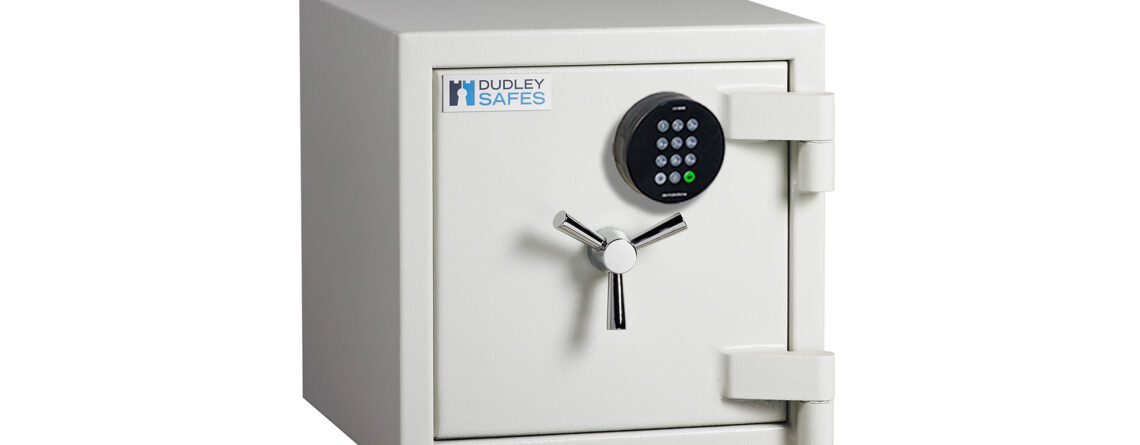 The Dudley Europa EUR3 size 1e is a high quality euro grade 3 security safe for the home, commercial safe and retailer safe. It features a 45 minute certified fire test for documents. Fitted with a secure electronic combination code lock, it is also available with a key lock, in this size.