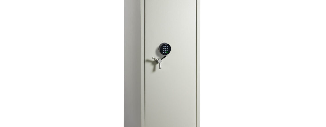 The Dudley Safes Europa EUR3 size 7e is the largest in this range of euro grade 3, insurance approved security safes. Perfect as a commercial safe ,jewellers safe or even a large safe for the home. It comes with a single electronic combination code lock, but, can be furnished with a secondary lock. It is also available as an installed safe with key lock too!.