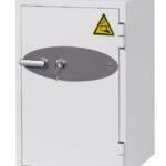 This Phoenix Safe BS0440 Series Battery Fighter BS0442K isa £2500cash rated fire safe for the office. Designed to charge lithium ion batteries. This comes with a smoke detector and is secured by key lock.