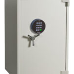 The Dudley Europa euro grade 0 EUR0 Size 5E offers excellent storage in this high quality commercial cash safe. It comes with a durable electronic code lock.